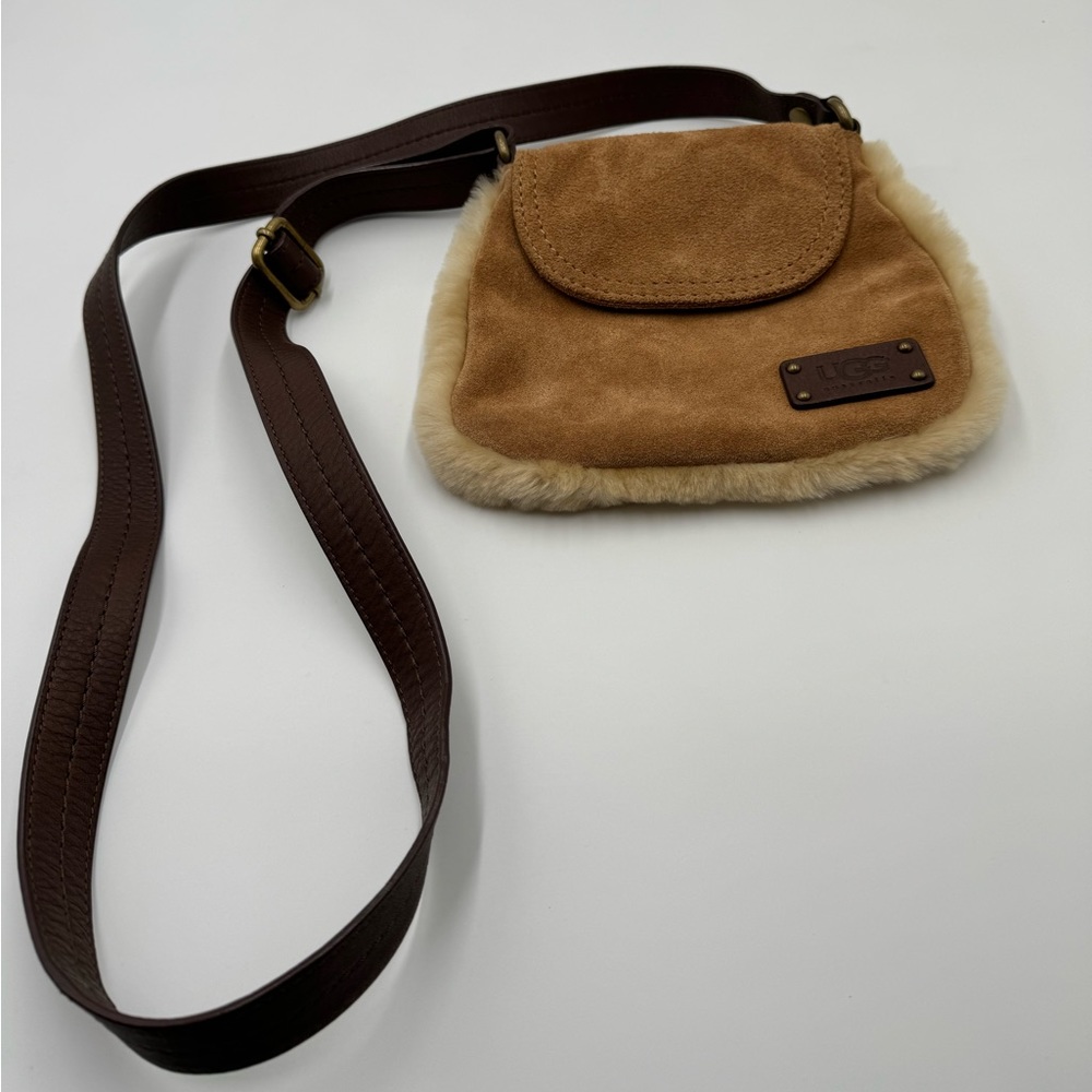 Beautiful Ugg crossbody in traditional sheepskin and shearling, adjustable strap